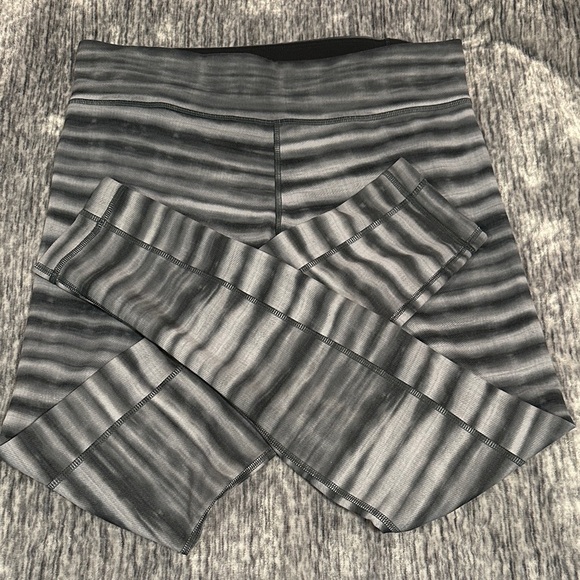 Under Armour Black and Gray Striped Leggings. EUC. - Picture 1 of 9